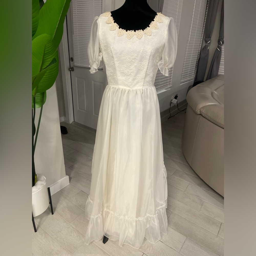 Vintage puff sleeves Victorian cottagecore unbranded wedding dress. Will fit S/M